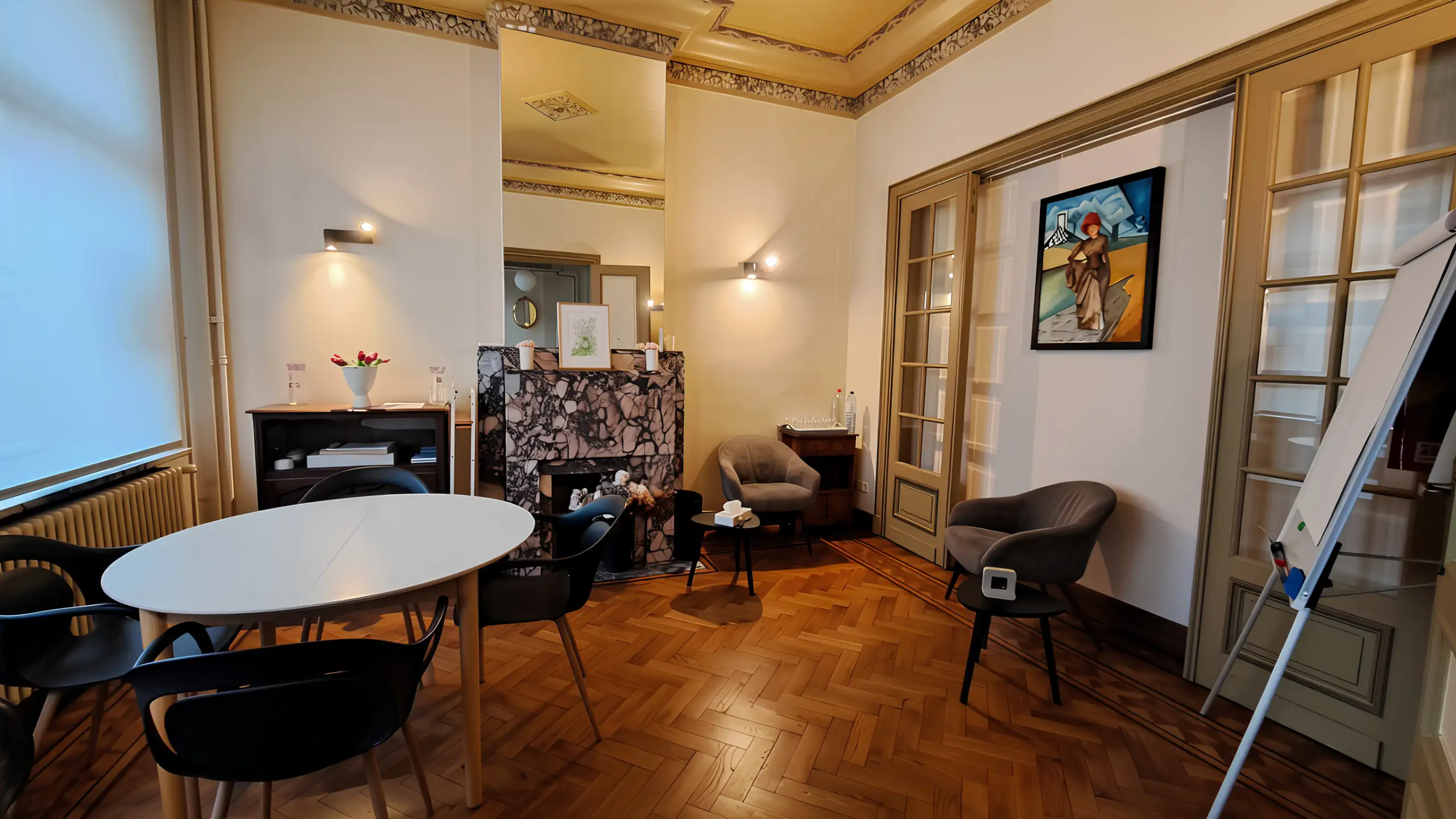 Praktijkruimte Ontmoeting bij JouwPad in Mechelen met tafel, stoelen en gesprekszitplaatsen.